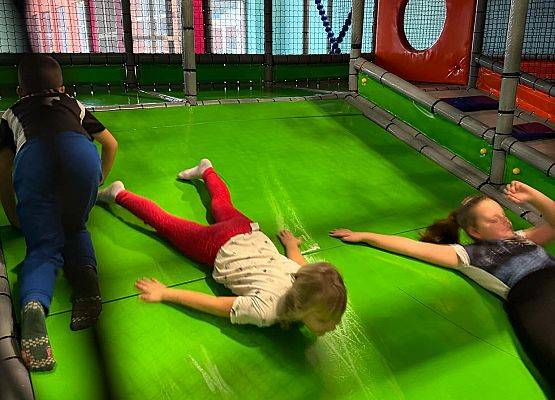 uczniowie bawią się w Parku Trampolin