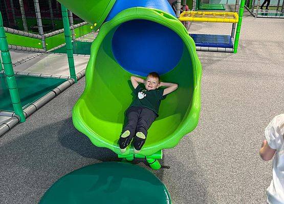 uczniowie bawią się w Parku Trampolin