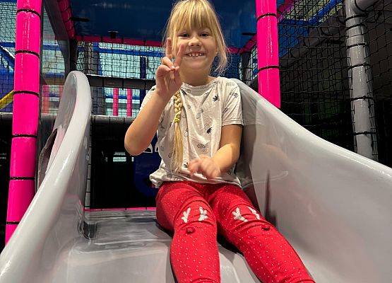 uczniowie bawią się w Parku Trampolin