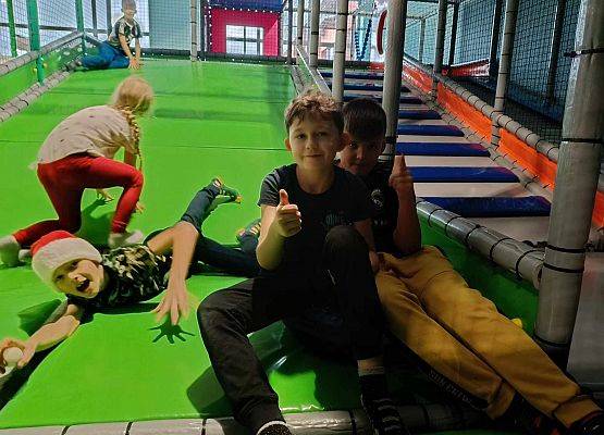 uczniowie bawią się w Parku Trampolin