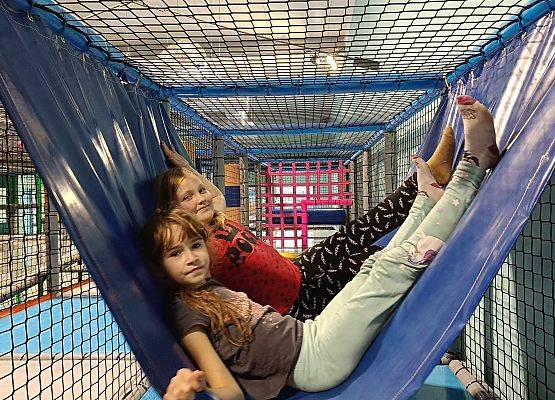 uczniowie bawią się w Parku Trampolin