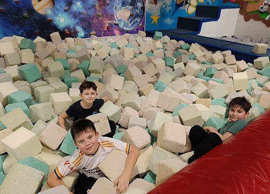 uczniowie bawią się w Parku Trampolin