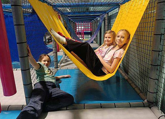 uczniowie bawią się w Parku Trampolin