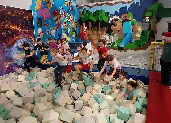 uczniowie bawią się w Parku Trampolin