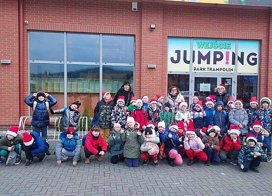 zdjęcie grupowe dzieci przed budynkiem