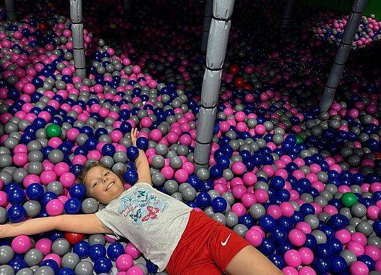 uczniowie bawią się w Parku Trampolin