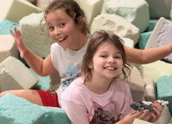 uczniowie bawią się w Parku Trampolin