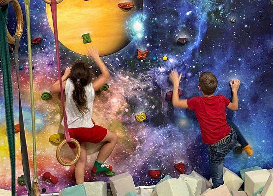 uczniowie bawią się w Parku Trampolin