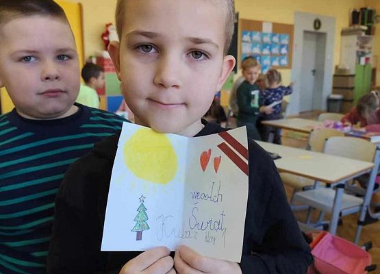 uczniowie tworzą świąteczne kartki