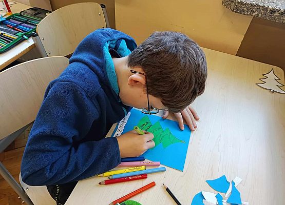 uczniowie tworzą świąteczne kartki