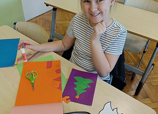 uczniowie tworzą świąteczne kartki