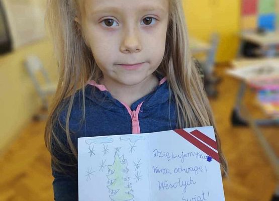 uczniowie tworzą świąteczne kartki