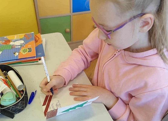 uczniowie tworzą świąteczne kartki