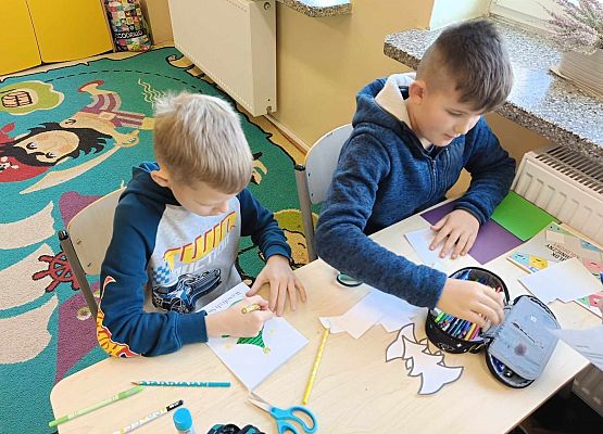 uczniowie tworzą świąteczne kartki