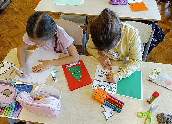 uczniowie tworzą świąteczne kartki