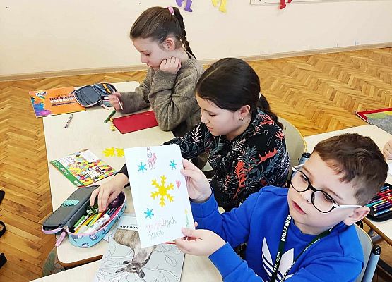 uczniowie tworzą świąteczne kartki