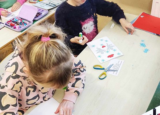 uczniowie tworzą świąteczne kartki