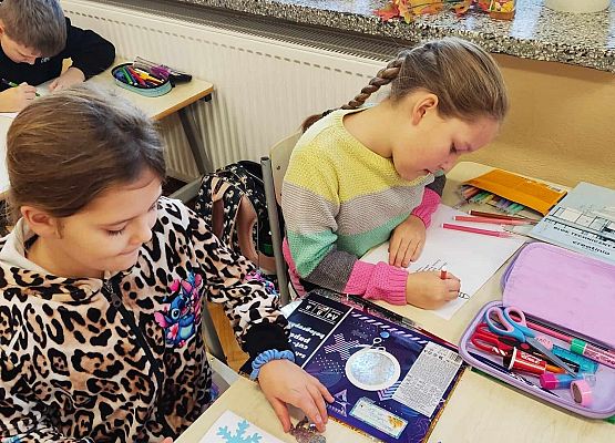 uczniowie tworzą świąteczne kartki