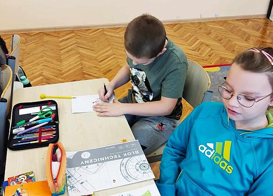 uczniowie tworzą świąteczne kartki