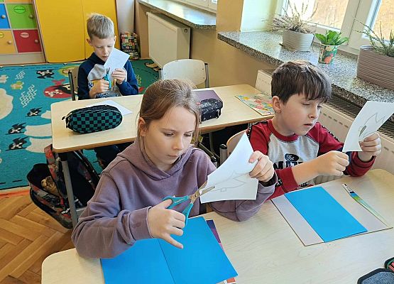 uczniowie tworzą świąteczne kartki