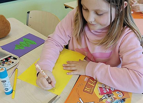 uczniowie tworzą świąteczne kartki