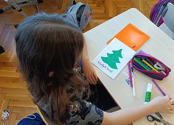 uczniowie tworzą świąteczne kartki