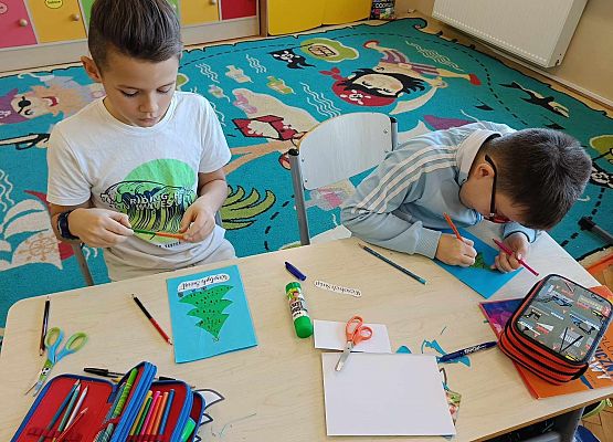 uczniowie tworzą świąteczne kartki