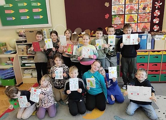 uczniowie prezentują wykonane kartki