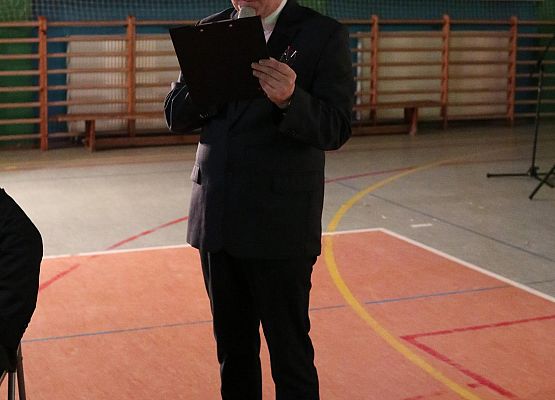 dyrektor szkoły przemawia do gości