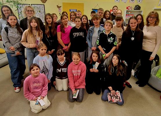 wspólne zdjęcie wolontariuszy z opiekunami