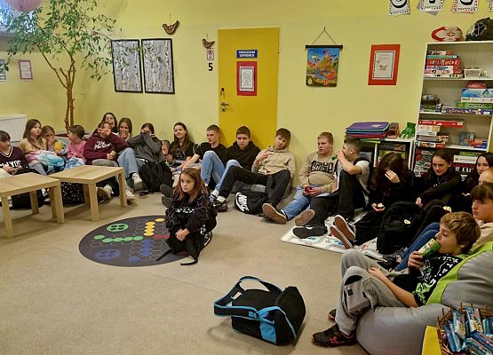 wolontariusze siedzą w sali