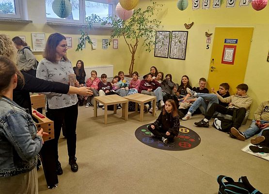 wolontariusze siedzą w sali