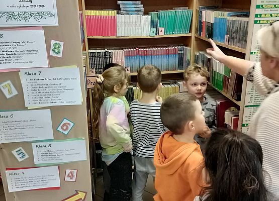 uczniowie oglądają ksiązki