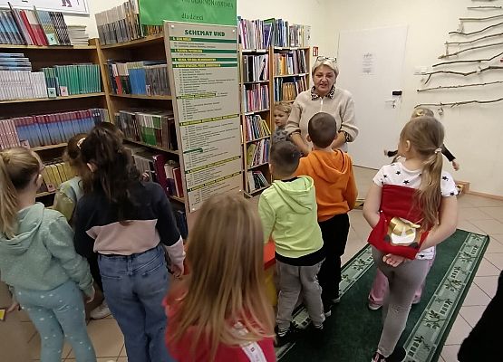 pani z biblioteki opowiada dzieciom o swojej prcay