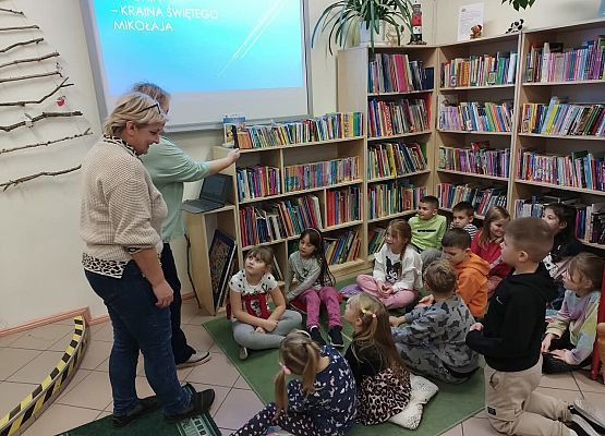 panie prezentują dzieciom książki