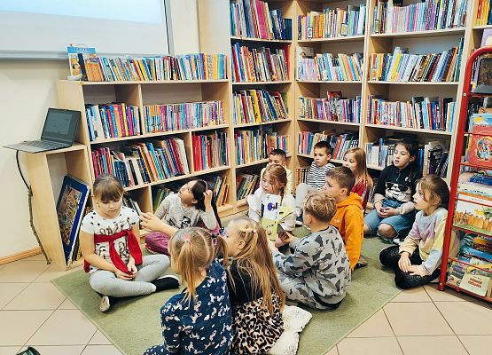 Uczniowie pierwszej klasy w bibliotece