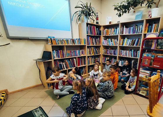 Uczniowie pierwszej klasy w bibliotece