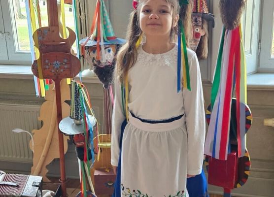 dziewczynka w stroju kaszubskim