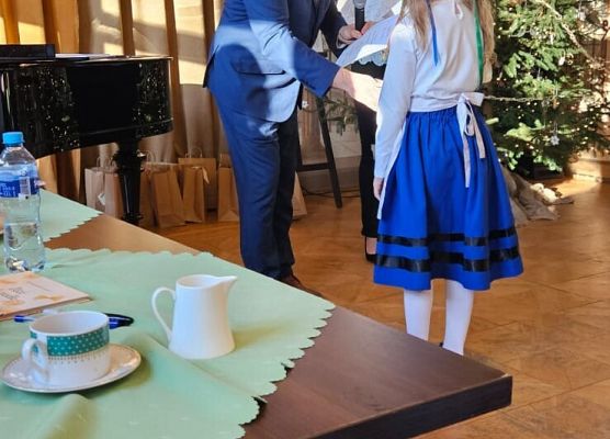 uczennica odbiera nagrodę