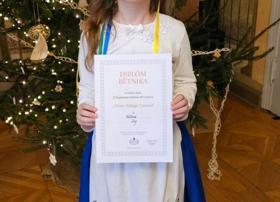 uczennica prezentuje dyplom