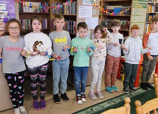 uczniowie podczas świątecznych warsztatów