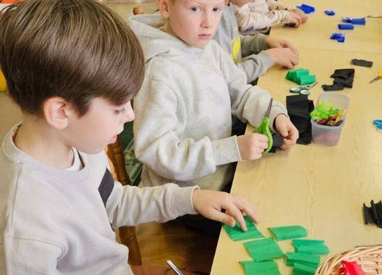 uczniowie podczas świątecznych warsztatów