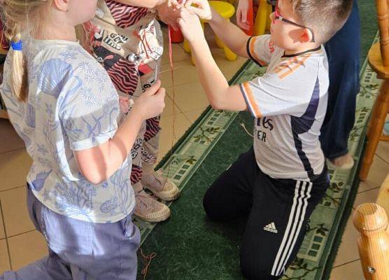 uczniowie podczas świątecznych warsztatów