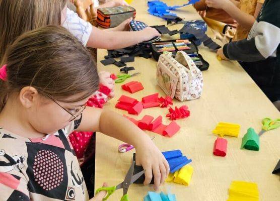 uczniowie podczas świątecznych warsztatów