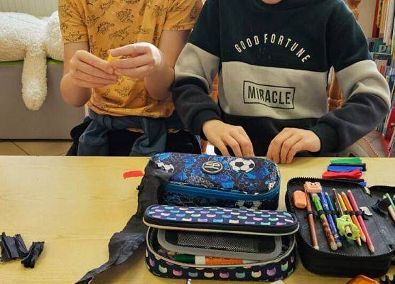 uczniowie podczas świątecznych warsztatów