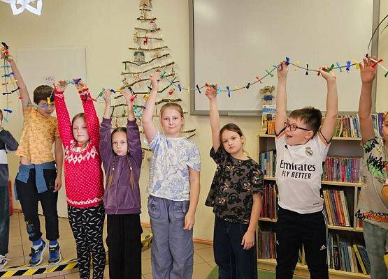 uczniowie podczas świątecznych warsztatów