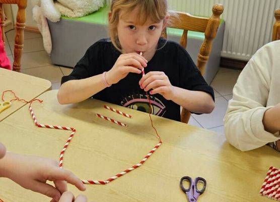 uczniowie podczas świątecznych warsztatów