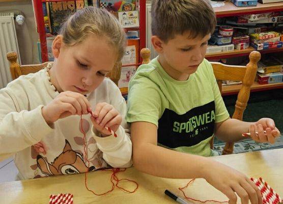 uczniowie podczas świątecznych warsztatów