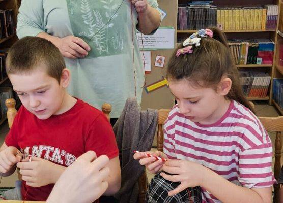 uczniowie podczas świątecznych warsztatów