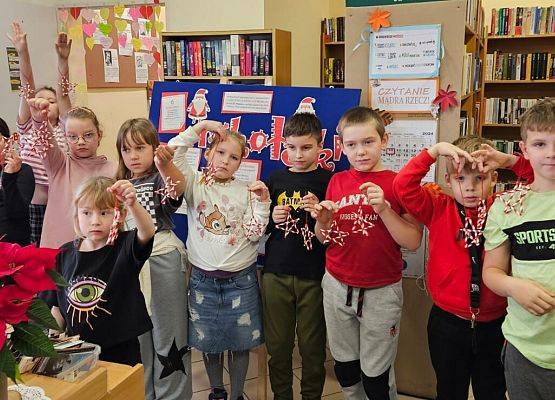 uczniowie podczas świątecznych warsztatów